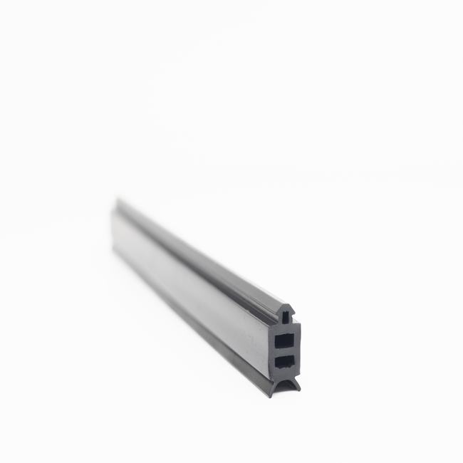 Akhtam al Abwab Walnawafidh Albilastikia